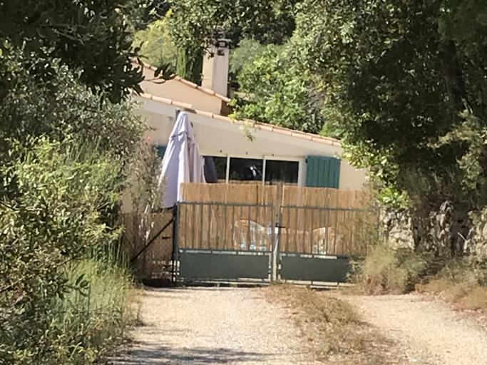 Charmant hébergement dans un écrin de verdure plein sud . Idéal pour les besoins urgents de calme !