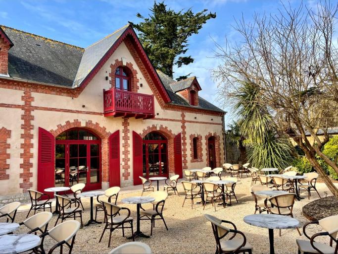 Maison d'hôtes historique restaurée avec son jardin et restaurant, en plein centre de la ville et à 10min d'Utha Beach