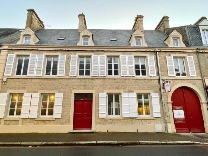 Maison d'hôtes historique restaurée avec son jardin et restaurant, en plein centre de la ville et à 10min d'Utha Beach