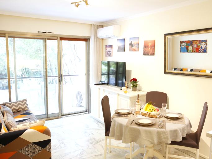 Appartement 2P relooking à Cannes, Festival Cinema, Netflix et parking gratuit, accueil 5 étoiles, excellent rapport qualité-prix