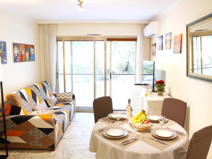 Appartement 2P relooking à Cannes, Festival Cinema, Netflix et parking gratuit, accueil 5 étoiles, excellent rapport qualité-prix