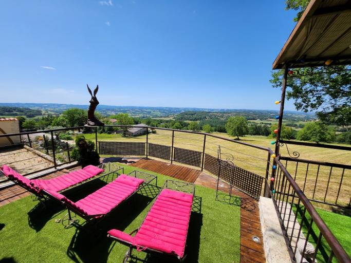 CHALET EN RONDINS DE BOIS AVEC SPA ET CUISINE D'ETE