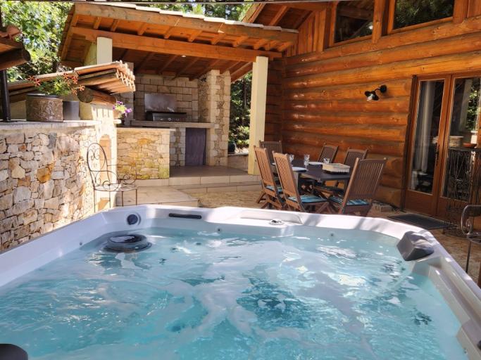 CHALET EN RONDINS DE BOIS AVEC SPA ET CUISINE D'ETE