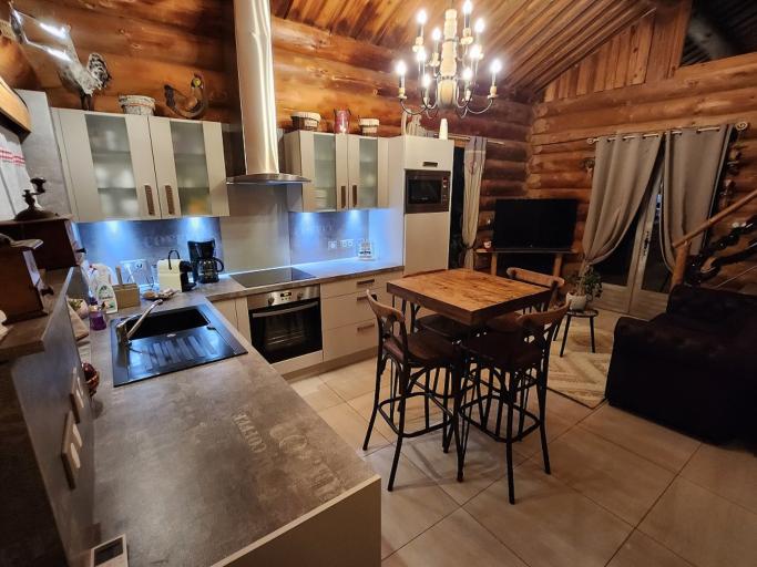 CHALET EN RONDINS DE BOIS AVEC SPA ET CUISINE D'ETE