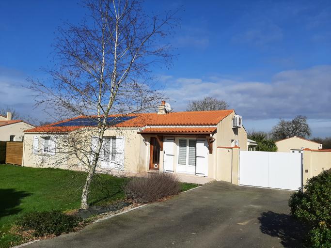 Grande villa 125 mètres carré avec véranda et piscine