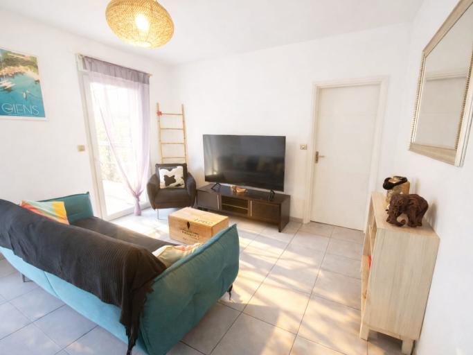 LOCATION VACANCES 🌿 Séjournez au cœur de la Presqu’île de Giens – Appartement familial avec terrasse 🌿 Envie de vacances entre mer, nature et village provençal ?