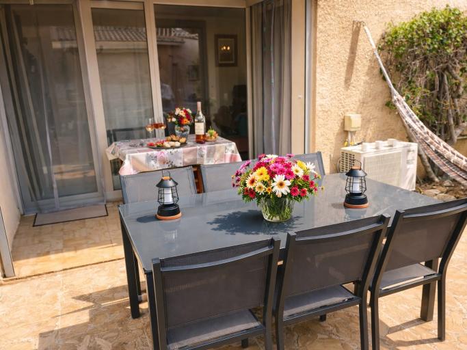 Vacances en famille à la Presqu'île de Giens – Grand studio climatisé avec grande terrasse en rezdejardin, à 2 min des plages