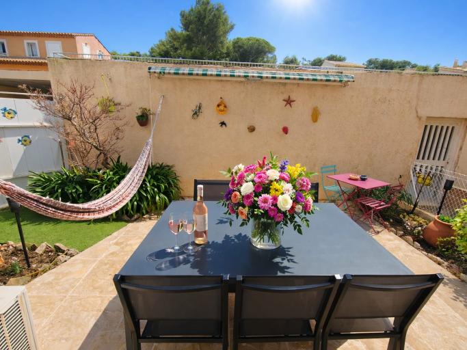 Vacances en famille à la Presqu'île de Giens – Grand studio climatisé avec grande terrasse en rezdejardin, à 2 min des plages